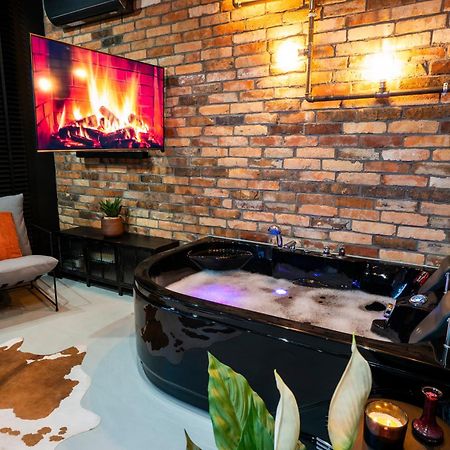 Aparthotel Zator Industrial 58 Jacuzzi מראה חיצוני תמונה